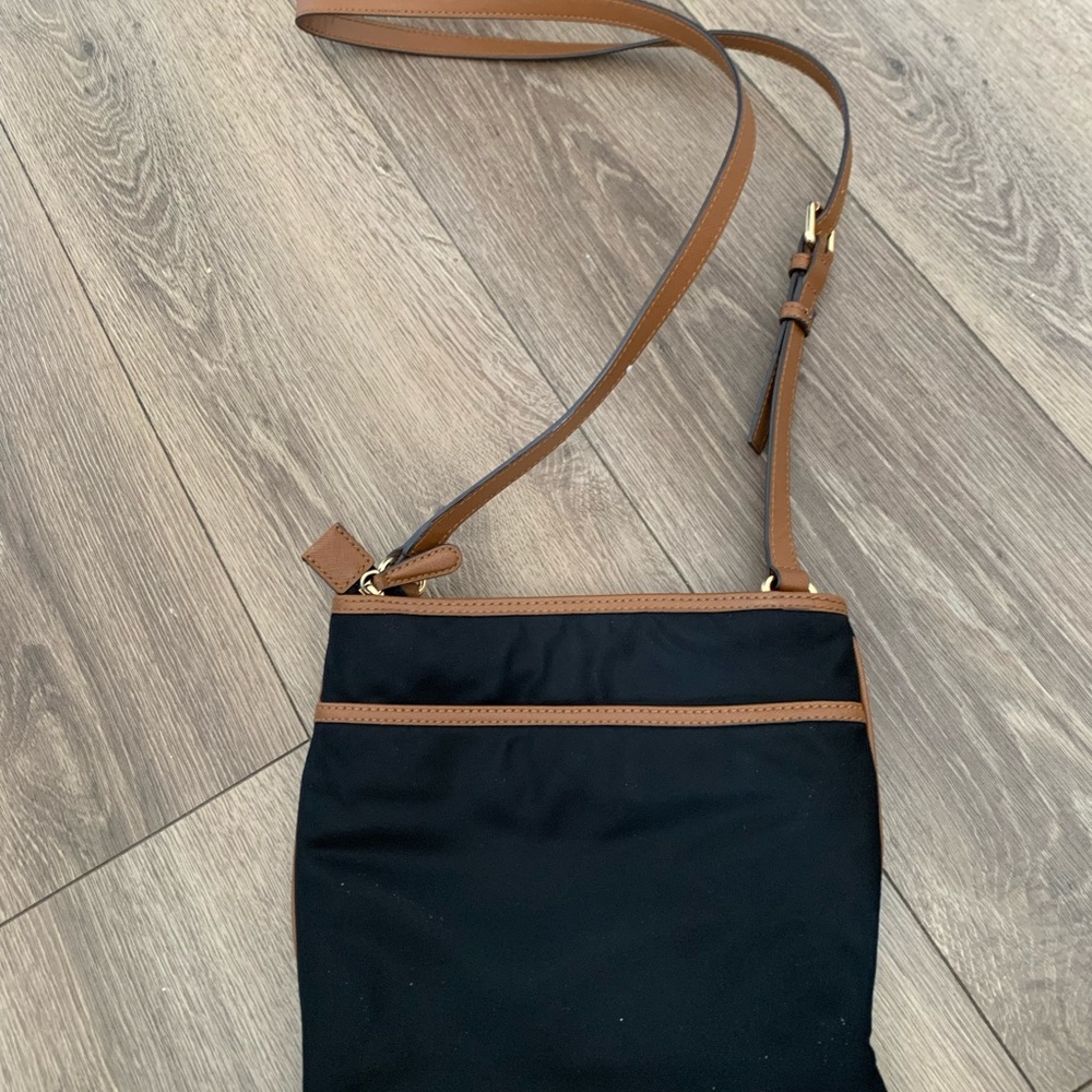 Michael Kors Vinyl Tan Messenger Crossbody Bag Purse W/Leather Adjustable Strap - Picture 2 of 11